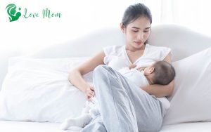 Tư thế ngã lưng cho con bú